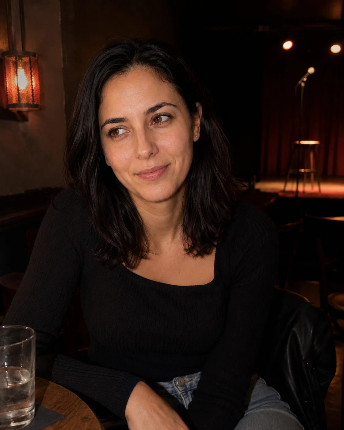 Comedy Club Glow female dating photo example